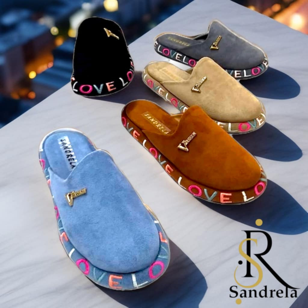 Comfortable and warm home winter shoes (8 shoes in 4 different sizes)