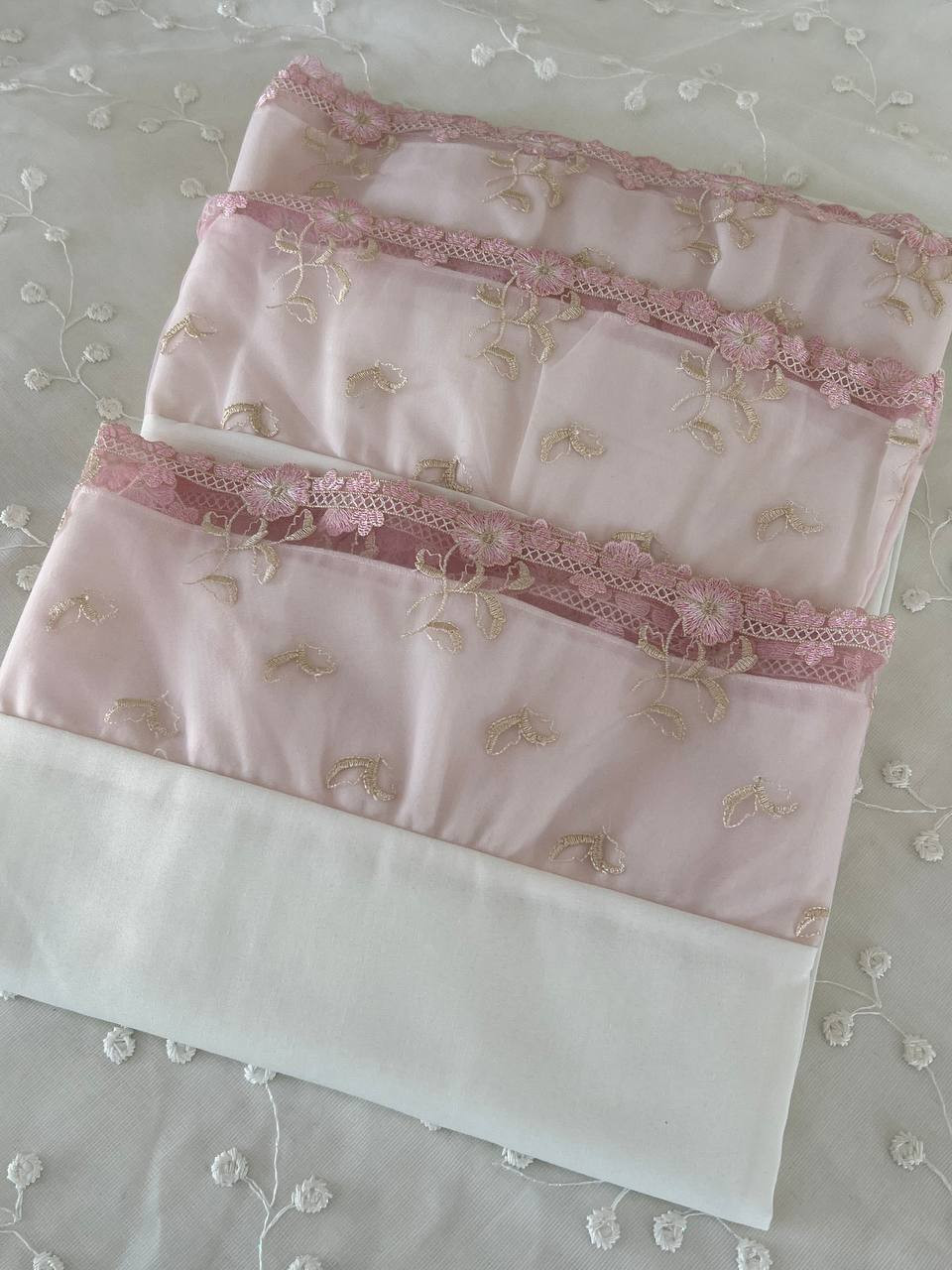 prayer set embroidered with flowers &lace - Hover