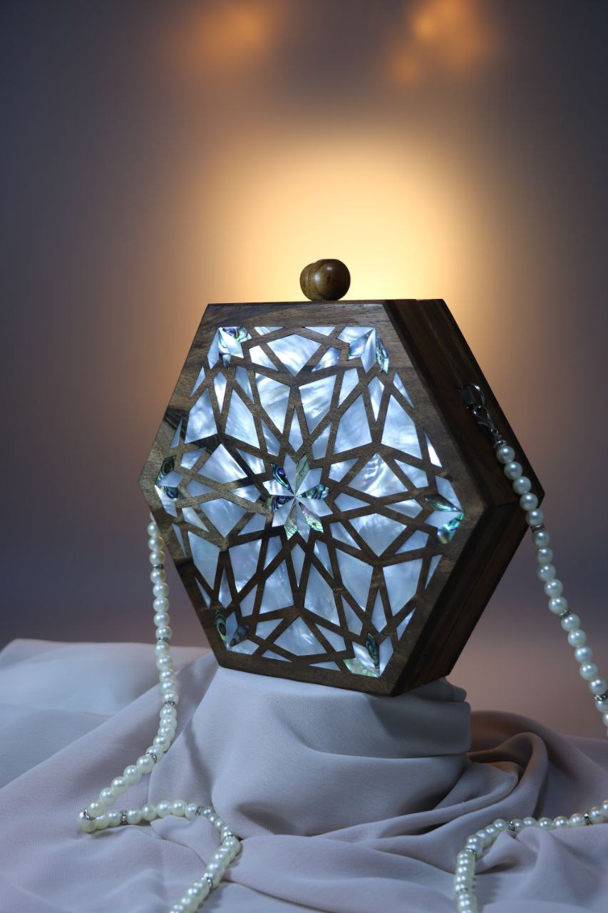 Rhomic shaped wodden handbag