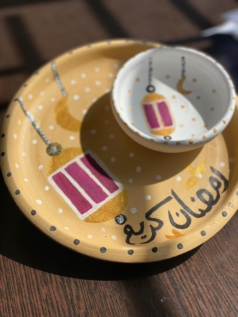 Large and small pottery dishes - Hover