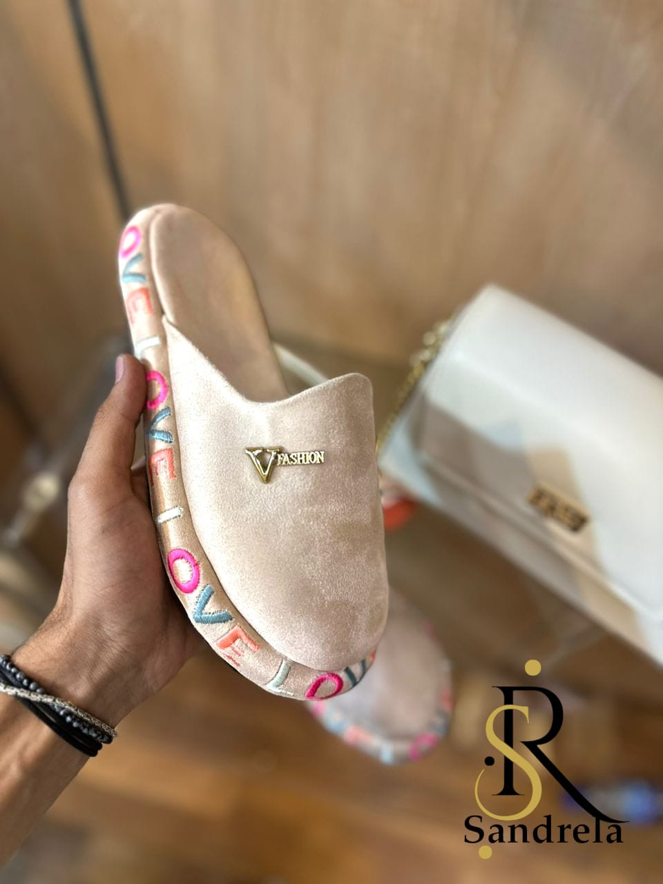 Comfortable and warm home winter shoes (8 shoes in 4 different sizes) - Hover