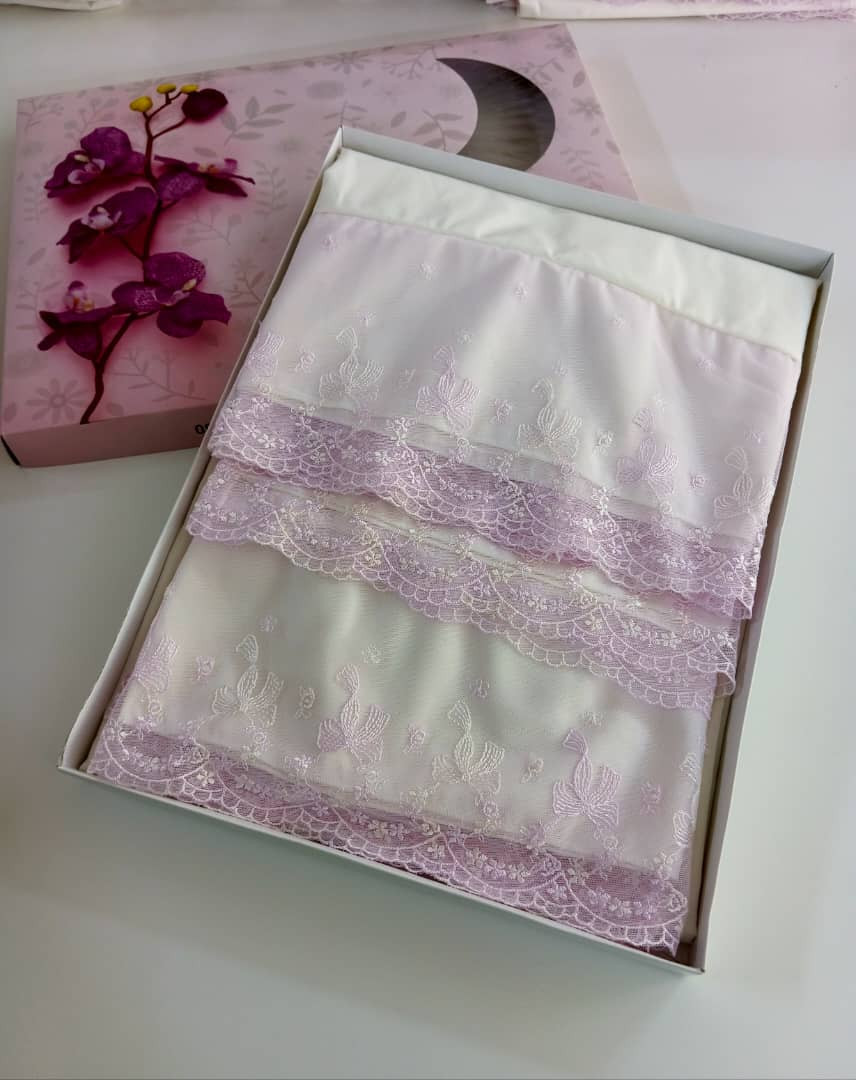 prayer set embroidered with purple lace - Hover