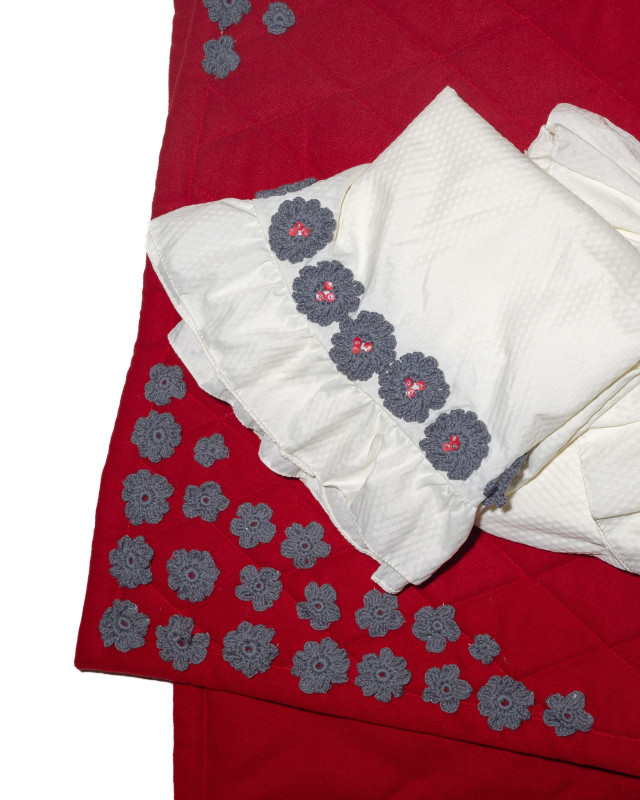 Red Prayers mat with a prayer set - Hover